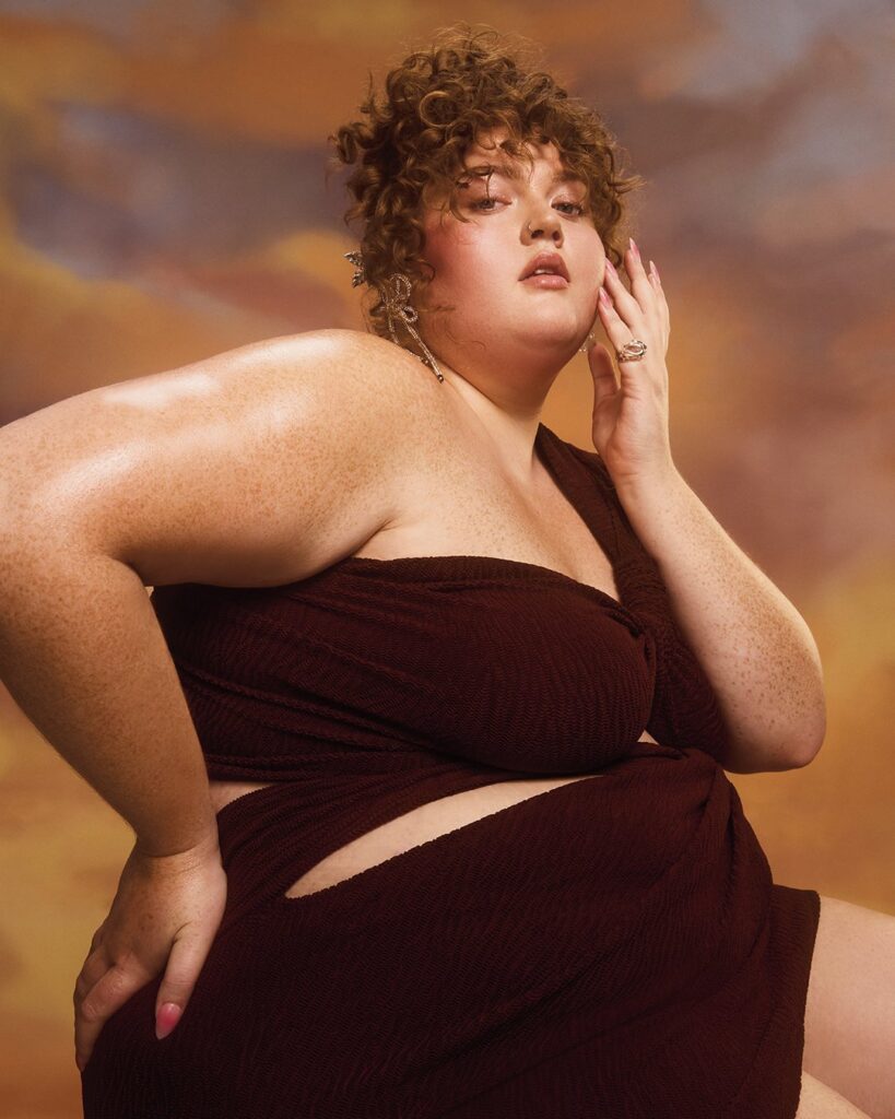 Curly hair updo Plus size model