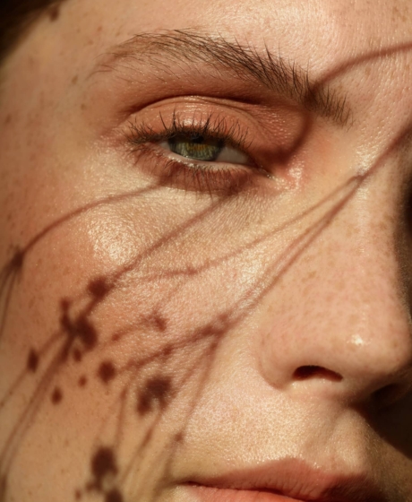 Luminous skin natural make up detail peach blush