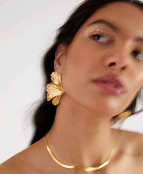 Beauty Editorial golden shades, earrings and necklace